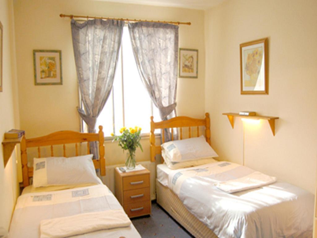 St. George'S Lodge Kingston upon Thames  Room photo